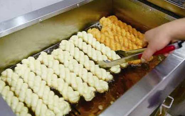 初中沒畢業靠麻花創業，第一天賣出4000多根